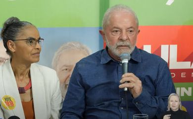 O candidato do PT à Presidência da República, Luiz Inácio Lula da Silva,  concede entrevista à imprensa, ao lado da ex-ministra do Meio Ambiente e ex-senadora, Marina Silva  