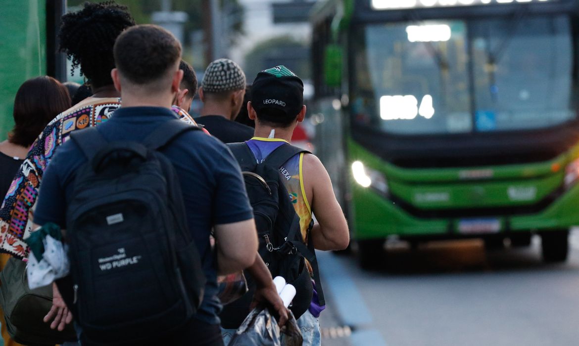 Rio de Janeiro (RJ) 30/04/2024 – Trabalhadores usam ônibus em deslocamento na volta para casa, na região da Central do Brasil. Foto: Fernando Frazão/Agência Brasil