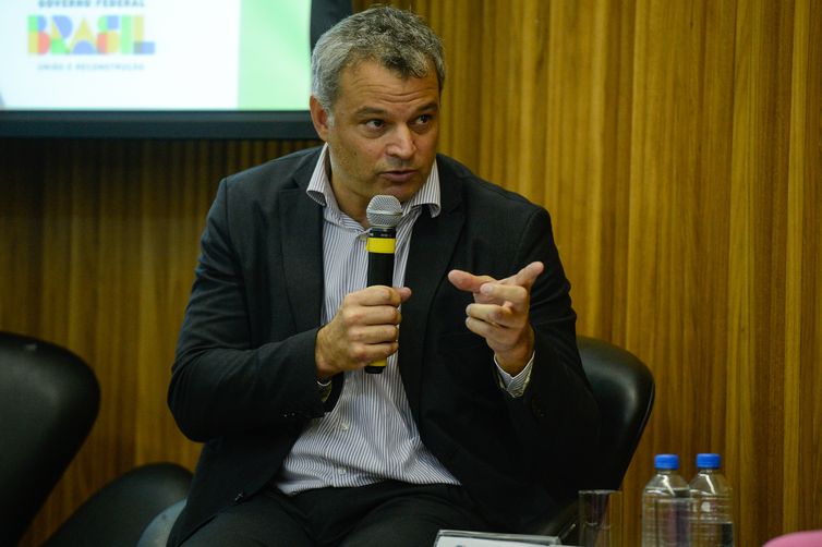 Tomaz Silva/Agência Brasil Rio de Janeiro (RJ), 26/09/2023 – O especialista sênior em proteção social do Banco Mundial, Tiago Falcão durante divulgação de estudos sobre o Bolsa Família 2.0: garantia de renda e mobilidade social, na Fundação Getúlio Vargas, na zona sul da capital fluminense. Foto: Tomaz Silva/Agência Brasil