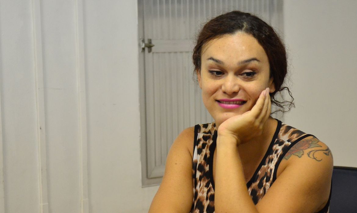 Aluna Tyfany Stacy no curso preparatório de travestis e transexuais para o Enem no Rio (Tomaz Silva/Agência Brasil)