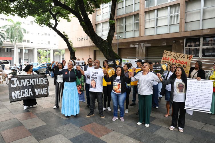 Tomaz Silva/Agência Brasil Rio de Janeiro (RJ), 11/07/2024 – Familiares e amigos de João Pedro, de 14 anos, morto durante uma operação policial no Complexo do Salgueiro, em São Gonçalo, em 2020, realizam manifestação em frente ao Tribunal de Justiça do Rio de Janeiro. Foto: Tomaz Silva/Agência Brasil