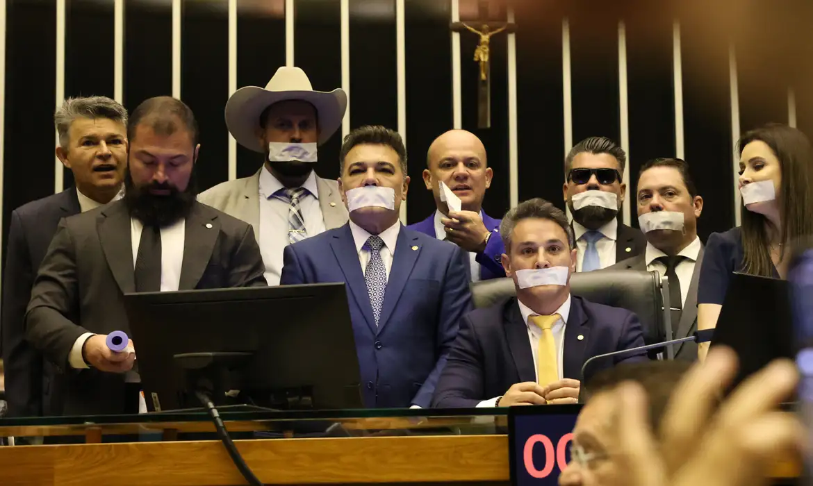 Brasília (DF), 05/08/2025 - Deputados de oposição fazem ato tampando a boca com esparadrapo durante sessão da Câmara dos Deputados. Foto: José Cruz/Agência Brasil