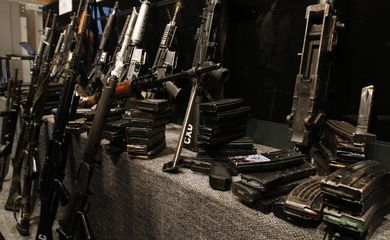 Operação conjunta das polícias Civil e Militar no Complexo da Maré, apreende fuzis e munição em paiol do tráfico de drogas.