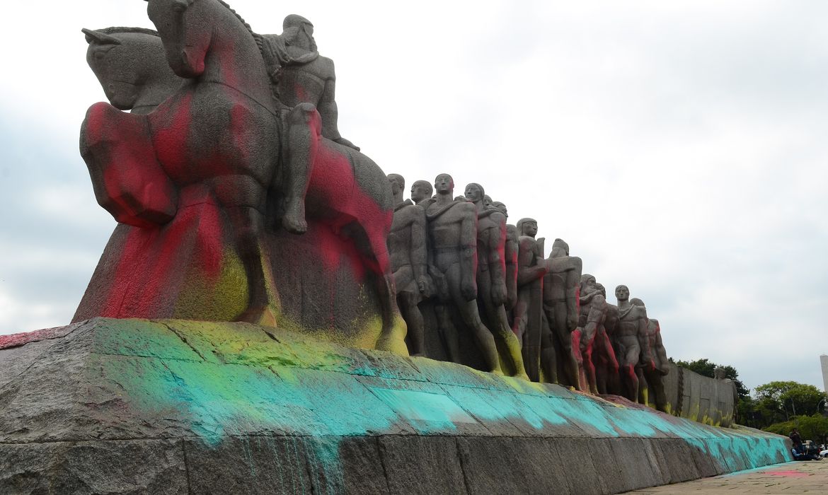 São Paulo - O Monumento às Bandeiras, no Parque do Ibirapuera, amanheceu pichado com tintas coloridas  (Rovena Rosa/Agência Brasil)