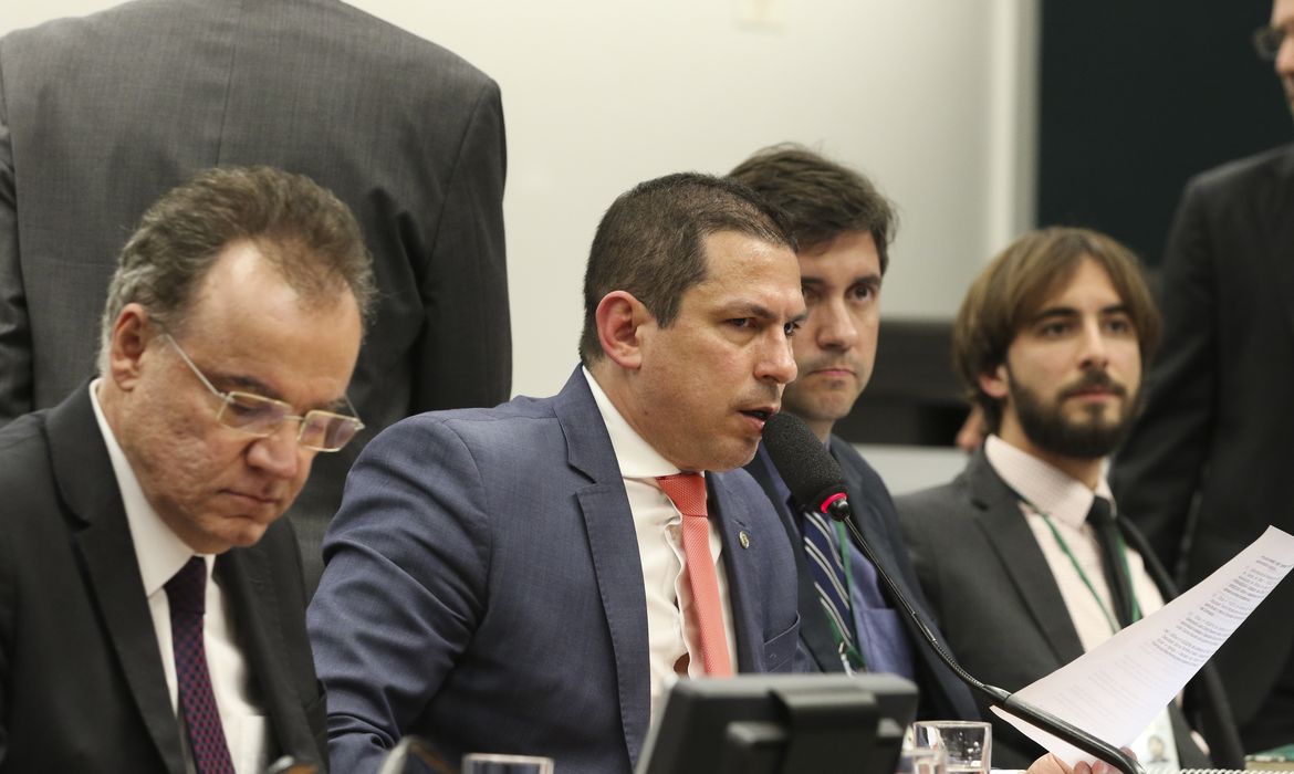 O relator, deputado Samuel Moreira, e o presidente da Comissão Especial da reforma da Previdência, deputado Marcelo Ramos, durante reunião da comissão.