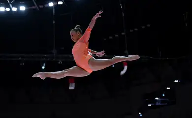 Artistic Gymnastics - 2025 World Artistic Gymnastics Championships - Women's Artistic Gymnastics - Qualifications - Indonesia Arena, Jakarta, Indonesia - October 21, 2025 Brazil's Flavia Saraiva in action during her balance beam exercise REUTERS/Jennifer Lorenzini