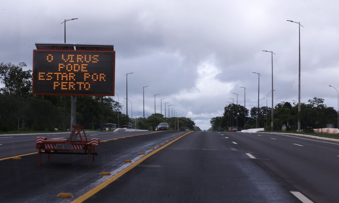 No Eixão Sul painéis luminosos exibem dicas aos motoristas para evitarem o coronavírus