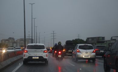 Rio de Janeiro (RJ) 29/01/2025 – Chegada de chuvas faz Defesa Civil enviar alerta extremo na cidade pela primeira vez. Motoristas dirigem sob chuva na Linha Amarela. Foto: Fernando Frazão/Agência Brasil