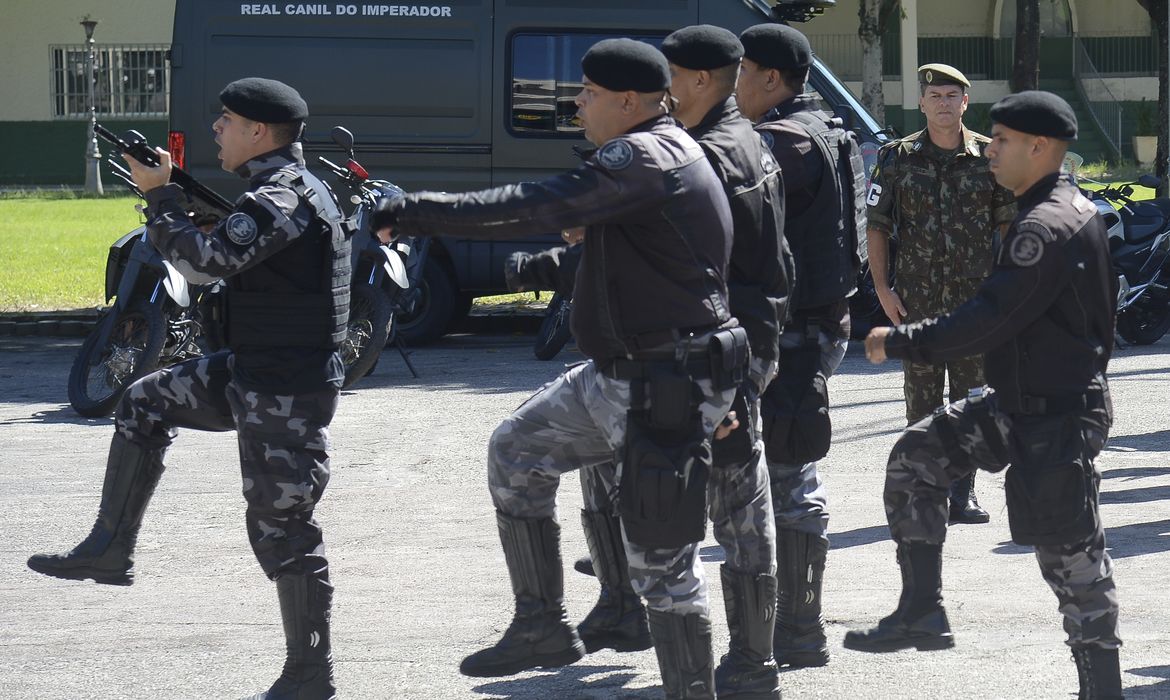 O Gabinete de Intervenção Federal faz entrega à Polícia Militar de fuzis no Quartel do 1º Batalhão de Guarda, em São Cristóvão, na zona norte do Rio de Janeiro.
