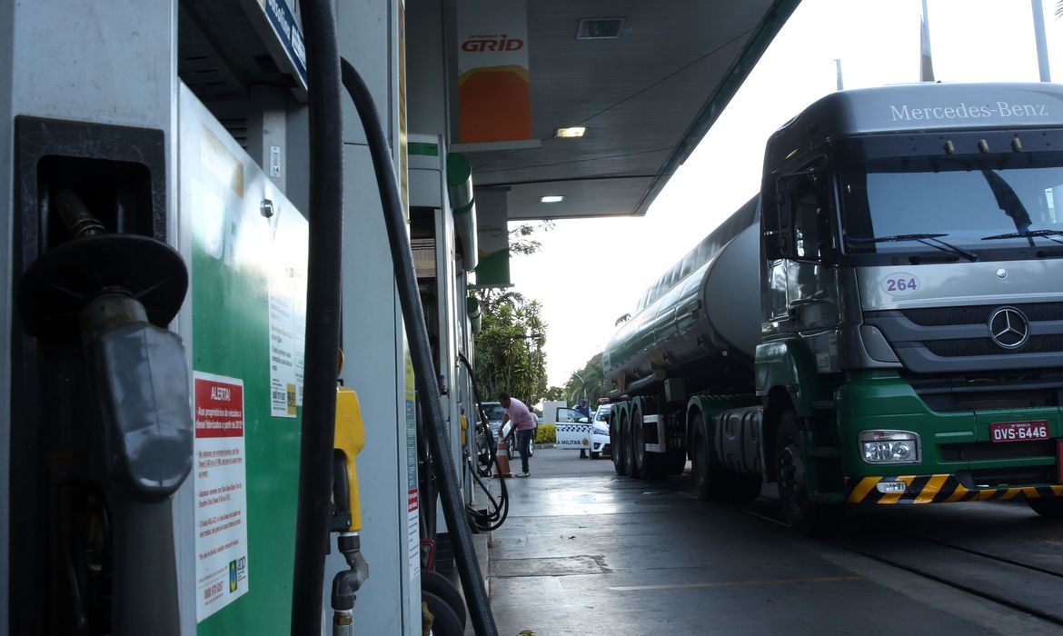 Caminhão-tanque abastece posto de combustível no Plano Piloto, região central da capital.