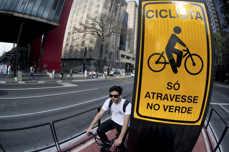 Com 2,7 quilômetros de extensão e ligação com 11 outras ciclovias, a ciclovia da Avenida Paulista permite que o ciclista percorra vias exclusivas da Zona Oeste até a Zona Sul da cidade (Marcelo Camargo/Agência Brasil)