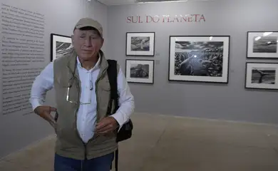 Sebastião Salgado explicar a exposição Genesis. São 245 fotografias, divididas em cinco seções geográficas, que revelam montanhas, desertos, florestas, tribos, aldeias, animais (Valter Campanato/Agência Brasil)