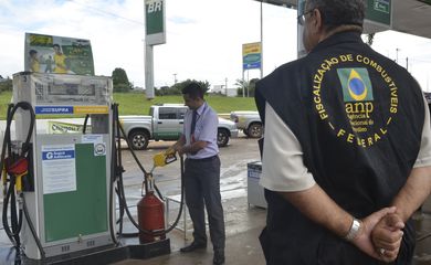 Brasília - A Agência Nacional do Petróleo, durante  fiscalização de um posto, divulga  balanço da operação de combate a irregularidades no mercado de combustíveis do DF (Jose Cruz/Agência Brasil)