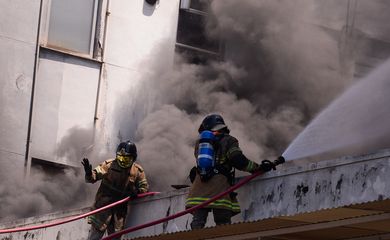 Bombeiros controlam incêndio no hospital de Bonsucesso, na zona norte do Rio de Janeiro.