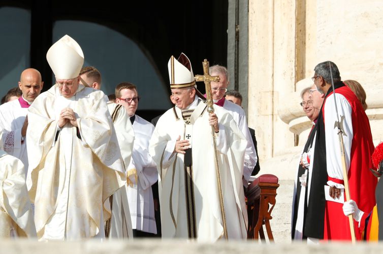 Papa Francisco lidera missa pela canonização de cinco pessoas no Vaticano