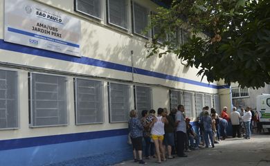 São Paulo - Fila para vacinação contra febre amarela na Unidade  Básica de Saúde no Jardim Peri (Rovena Rosa/Agência Brasil)