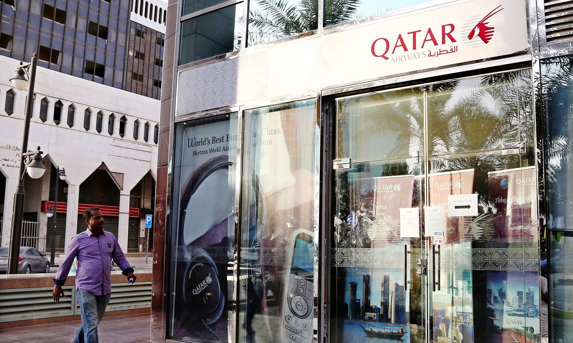 Agência da Qatar Airways fechada em Riad, capital da Arábia Saudita, após a crise diplomática