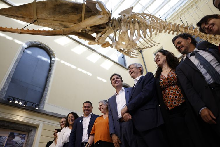 Fernando Frazão/Agência Brasil Rio de Janeiro (RJ), 30/06/2025 – O ministro da Educação, Camilo Santana, visita a exposição temporária “Entre Gigantes: uma experiência no Museu Nacional”, que abre ao público o palácio pela primeira vez após o incêndio de 2018. Foto: Fernando Frazão/Agência Brasil