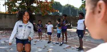 Alunos brincam de pular corda durante intervalo no Ginásio Experimental Olímpico Reverendo Martin Luther King, na Praça da Bandeira, no Rio de Janeiro.