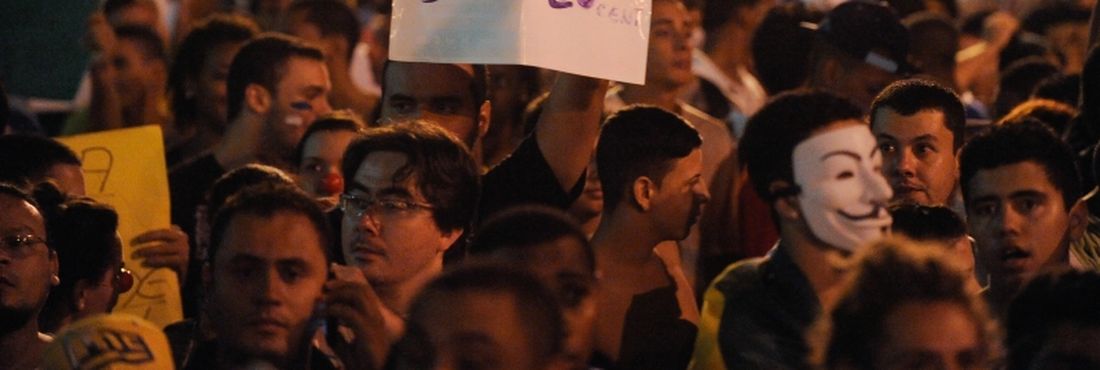 Manifestação em São Gonçalo pede redução da passagem, ensino de qualidade e investimento em saúde Manifestação em São Gonçalo pede redução da passagem, ensino de qualidade e investimento em saúde