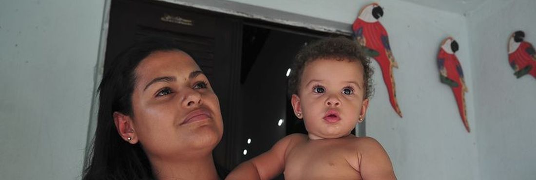 Recife - Mãe de três crianças, Rosangela Henrique Barbosa conta que, com o fim da creche e as intervenções no bairro, ficou mais difícil levar e buscar o mais velho na escola