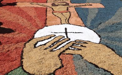 Brasília - Fiéis confeccionam o tradicional tapete para a festa de Corpus Christi no Distrito Federal, na Esplanada dos Ministérios (Valter Campanato/Agência Brasil)