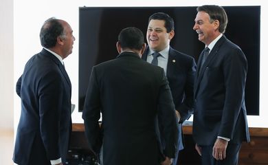 O presidente Jair Bolsonaro e o vice-presidente Hamilton Mourão  durante encontro com o presidente do Senado, Davi Alcolumbre, e o senador Fernando Bezerra, no Palácio do Planalto.