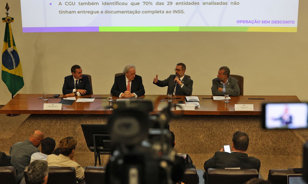 Brasília (DF), 23/04/2025 - O Diretor Geral da Polícia Federal, Andrei Rodrigues, o ministro da Justiça, Ricardo Lewandowski, o ministro da Controladoria-Geral da União, Vinicius Marques de Carvalho, e o ministro da Previdência Social, Carlos Lupi, durante entrevista coletiva a respeito da Operação Sem Desconto. Foto: Antonio Cruz/Agência Brasil