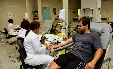 O analista de redes Giulliano Barbosa, doa sangue durante o evento Rolezinho no HemoRio em comemoração aos 450 anos da cidade.(Fernando Frazão/Agência Brasil)