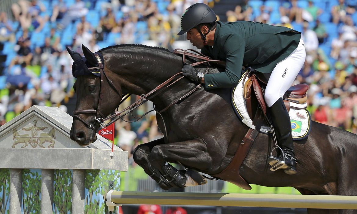 O cavaleiro Doda Miranda, que competiu pelo Brasil, fica em nono lugar nos saltos individuais