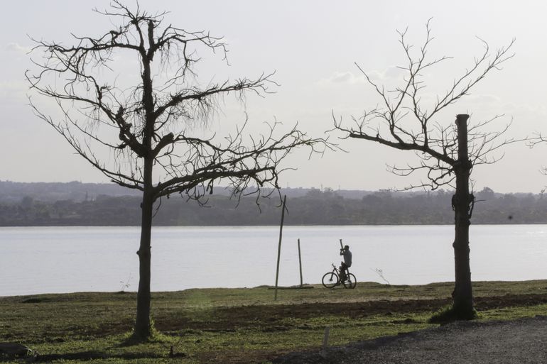 Brasilienses aproveitam o sol e o perídodo da seca. Não chove ha 108 dias na cidade