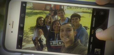 Adolescentes fazem selfie em uma escola no DF. Eles relatam que costumam se comparar muito com as imagens perfeitas das redes sociais