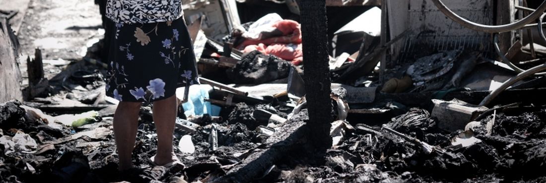 Desabrigados após incêndio na Favela Areão tentam recuperar o que restou