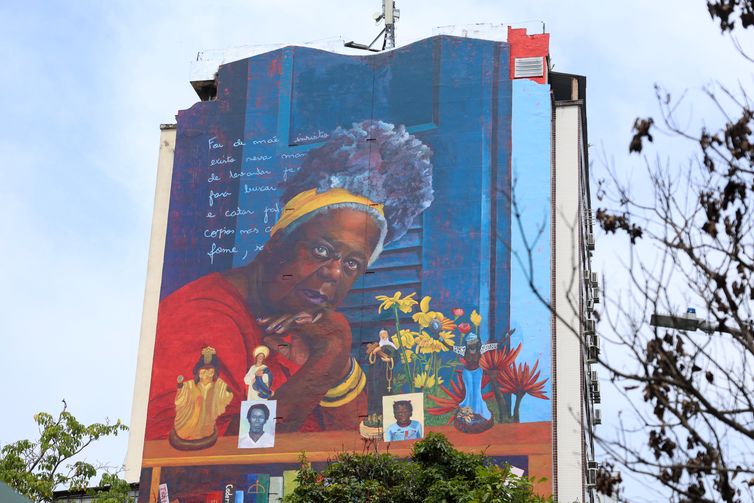 Rio de Janeiro (RJ), 24/01/2025  A escritora Conceio Evaristo  homenageada com mural com sua imagem na zona porturia do Rio de Janeiro que preserva diversos elementos da chegada dos africanos escravizados e da cultura produzida por eles no Brasil. Foto: Tomaz Silva/Agncia Brasil