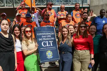 O ato é motivado pela decisão do ministro Gilmar Mendes, do Supremo Tribunal Federal (STF), que suspendeu todos os processos no país que discutem a legalidade da &quot;pejotização&quot; nas relações de trabalho.