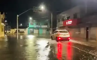Brasília (DF), 18/06/2025 - Chuva acima do esperado alaga ruas e causa transtornos em Canoas
Até o momento não há registro de feridos.
Frame bahgossip/Intagram