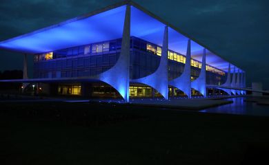 Palácio do Planalto recebe iluminação especial para a campanha do Novembro Azul, que alerta sobre o câncer de próstata e chama a atenção dos homens para a importância da prevenção dessa doença. 