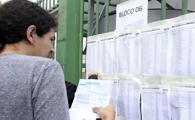 Estudante confere lista do Enem - Foto Valter Campanato-Arquivo Agência Brasil