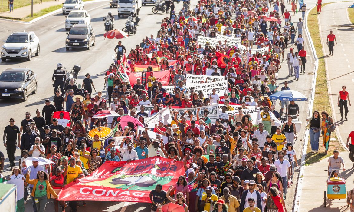 Brasília (DF) 16/05/2024 - O 2º Aquilombar com o tema Ancestralizando o Futuro, o maior evento quilombola do país reuniu comunidades de todas as regiões e biomas do Brasil. Caravanas de diferentes estados participam do evento, organizado pela Coordenação Nacional de Articulação de Comunidades Negras Rurais Quilombolas (CONAQ). 
Foto: Joédson Alves/Agência Brasil
