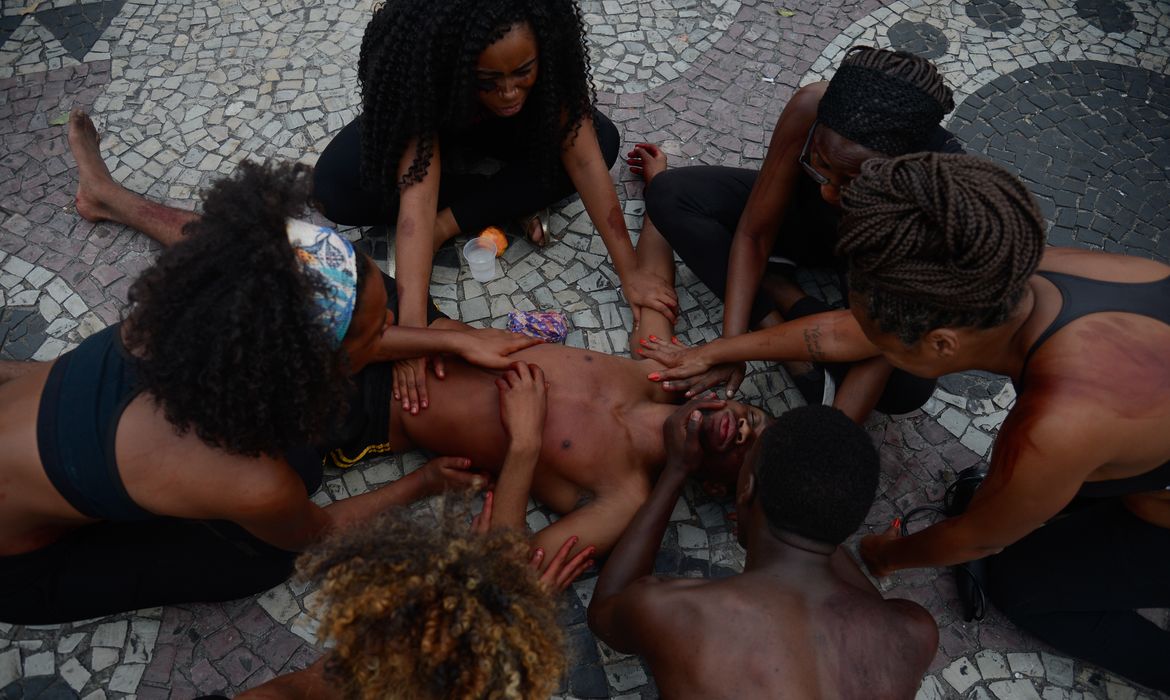 Rio de Janeiro - Ativistas da Anistia Internacional encenam mortes de jovens negros em protesto de mães e familiares contra a violência policial  (Fernando Frazão/Agência Brasil)