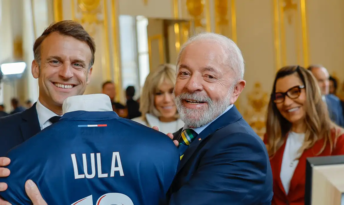 Presidente da República, Luiz Inácio Lula da Silva e Presidente da França, Emmanuel Macron, durante cerimônia de troca de presentes. Explanada dos Inválidos, Paris - França.  Foto: Ricardo Stuckert / PR