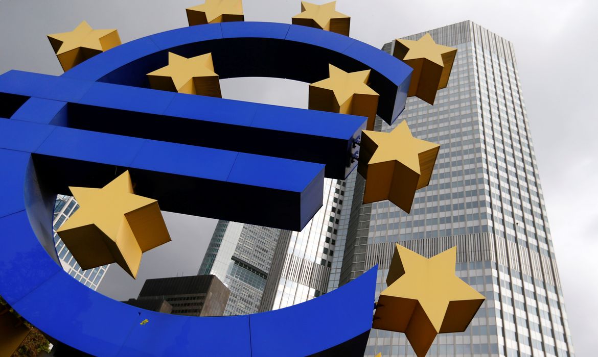 Uma escultura do logotipo do euro fica em frente à sede do Banco Central Europeu em Frankfurt