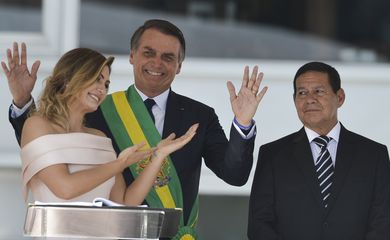 A primeira-dama Michelle Bolsonaro, o presidente Jair Bolsonaro e o vice-presidente, general Hamilton Mourão, durante cerimônia de transmissão da Faixa Presidencial, no Palácio do Planalto.