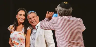 Eri Johnson na peça "Aluga-se um namorado" (RJ)