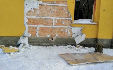 Obra do artista de rua Banksy é vista embalada após guarda municipal e policiais prenderem criminosos que tentaram roubá-la na cidade de Hostomel, região de Kiev