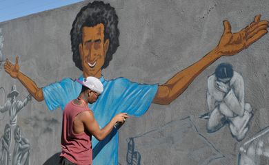 Jovens grafiteiros do DF criam um painel com o tema Juventude Negra e a Paz, em comemoração ao Dia Internacional da Juventude, nos muros do Complexo Sergio Vieira de Mello, na Casa da ONU (José Cruz/Agência Brasil)