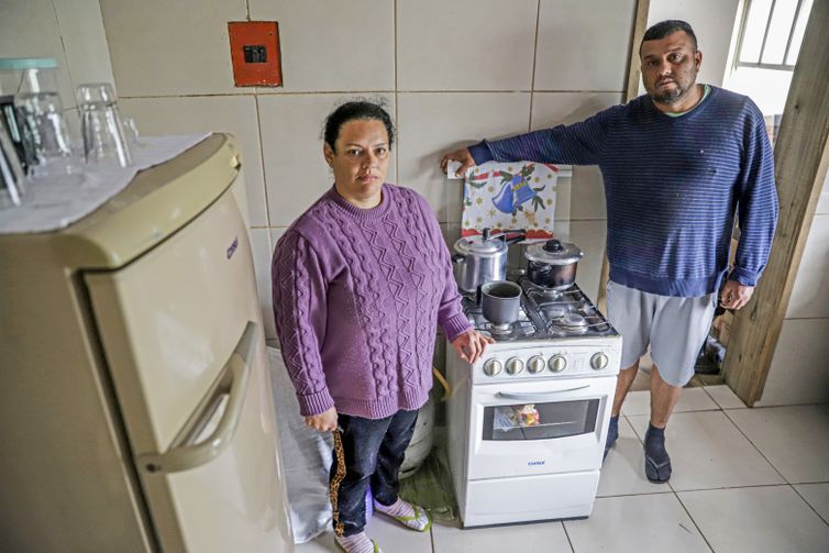 Sarandi (RS), 24/06/2024 - Lisiane Correia e o seu marido Fábio Junior Quintera mostram fogão e geladeira dentro da sua casa que compraram com o auxílio do governo, após enchente que atingiu toda a região. Foto: Bruno Peres/Agência Brasil