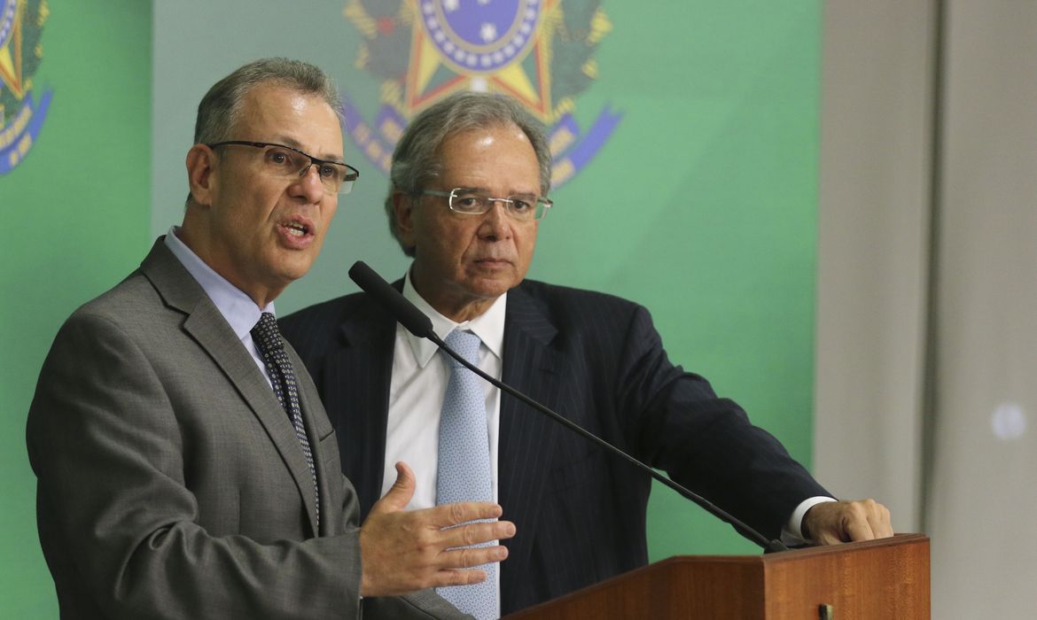 Os ministros de Minas e Energia, Bento Albuquerque, e da Economia, Paulo Guedes, durante entrevista coletiva no Palácio do Planalto.