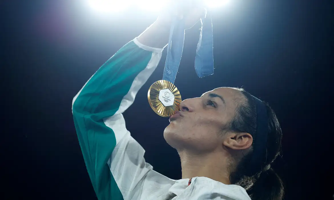 Boxeadora Imane Khelif, da Argélia, com medalha de ouro conquistada em Paris
09/08/2024
REUTERS/Peter Cziborra