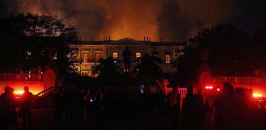 Incêndio atinge Museu Nacional do Rio de Janeiro